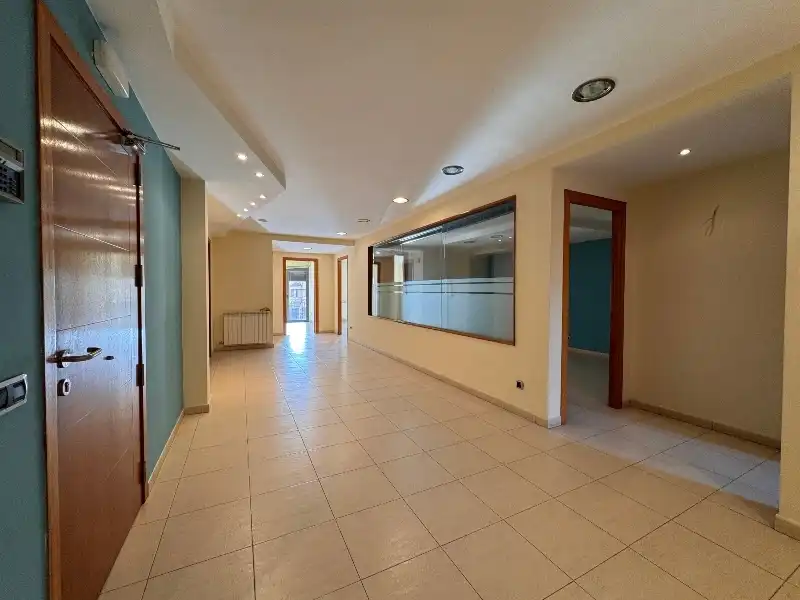 Oficina de alquiler en La Bisbal d'Empordà con Aire acondicionado, Calefacción y Terraza