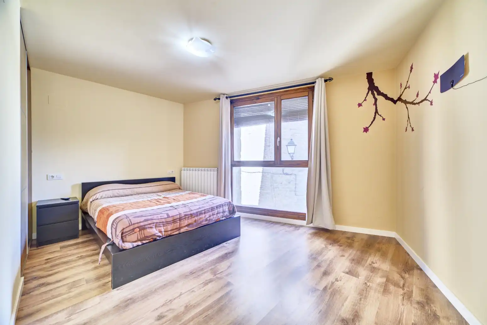 Schlafzimmer von Dachboden zum Verkauf in Undués de Lerda mit Heizung, Parkett und Terrasse