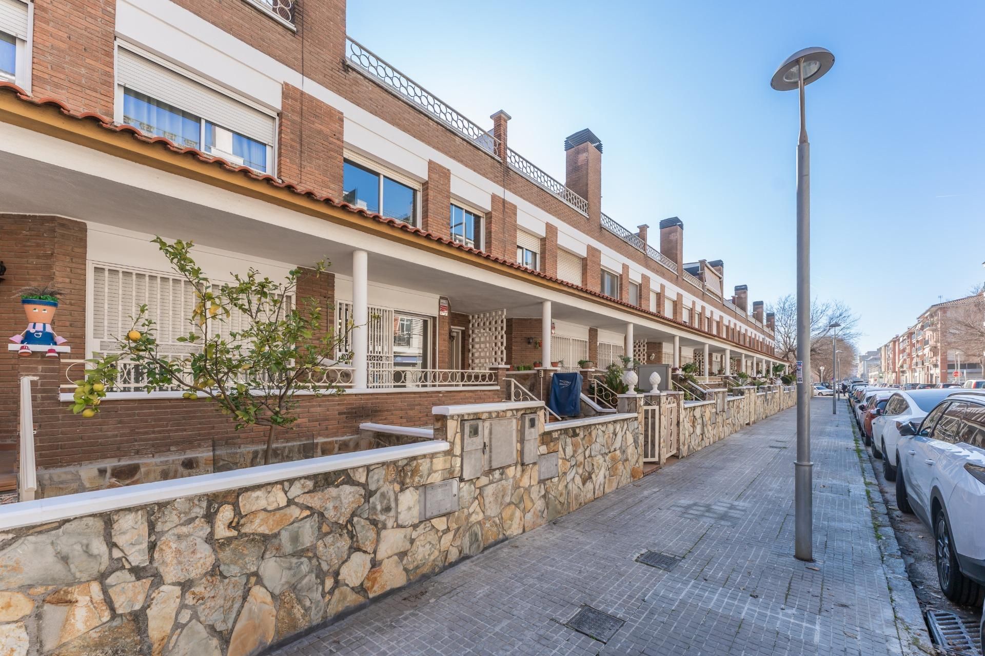 Vista exterior de Casa adosada en venda en Mollet del Vallès amb Calefacció, Jardí privat i Terrassa