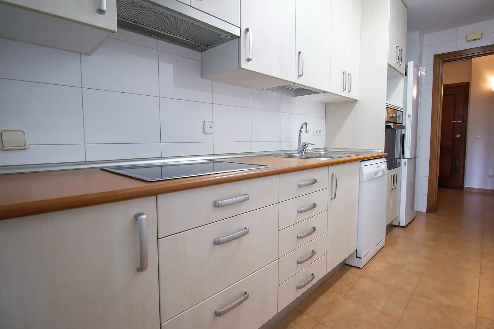 Cocina de Piso de alquiler en Madrid con Terraza, Se aceptan mascotas y Piscina comunitaria