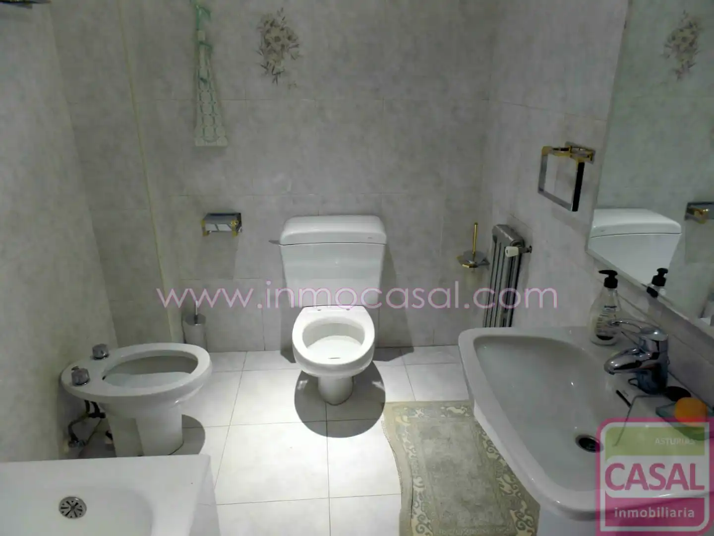 Bathroom of Flat for sale in Oviedo   with Heating, Terrace and Furnished