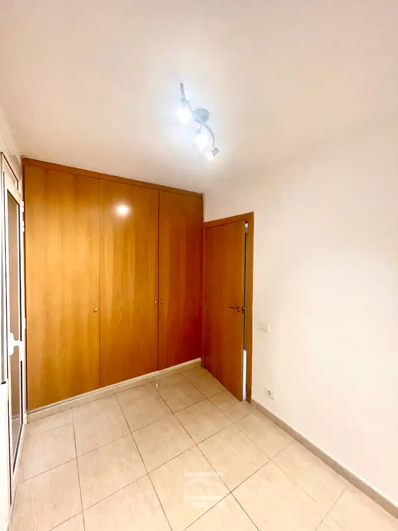 Habitación de Piso en venta en Mataró con Trastero, Horno y Alarma
