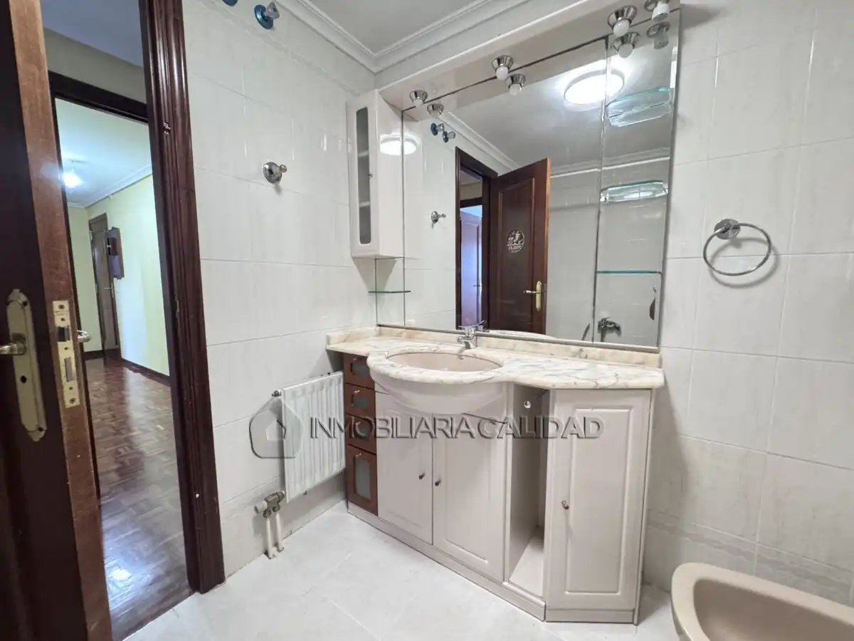 Baño de Piso en venta en Burgos con Calefacción, Trastero y Amueblado