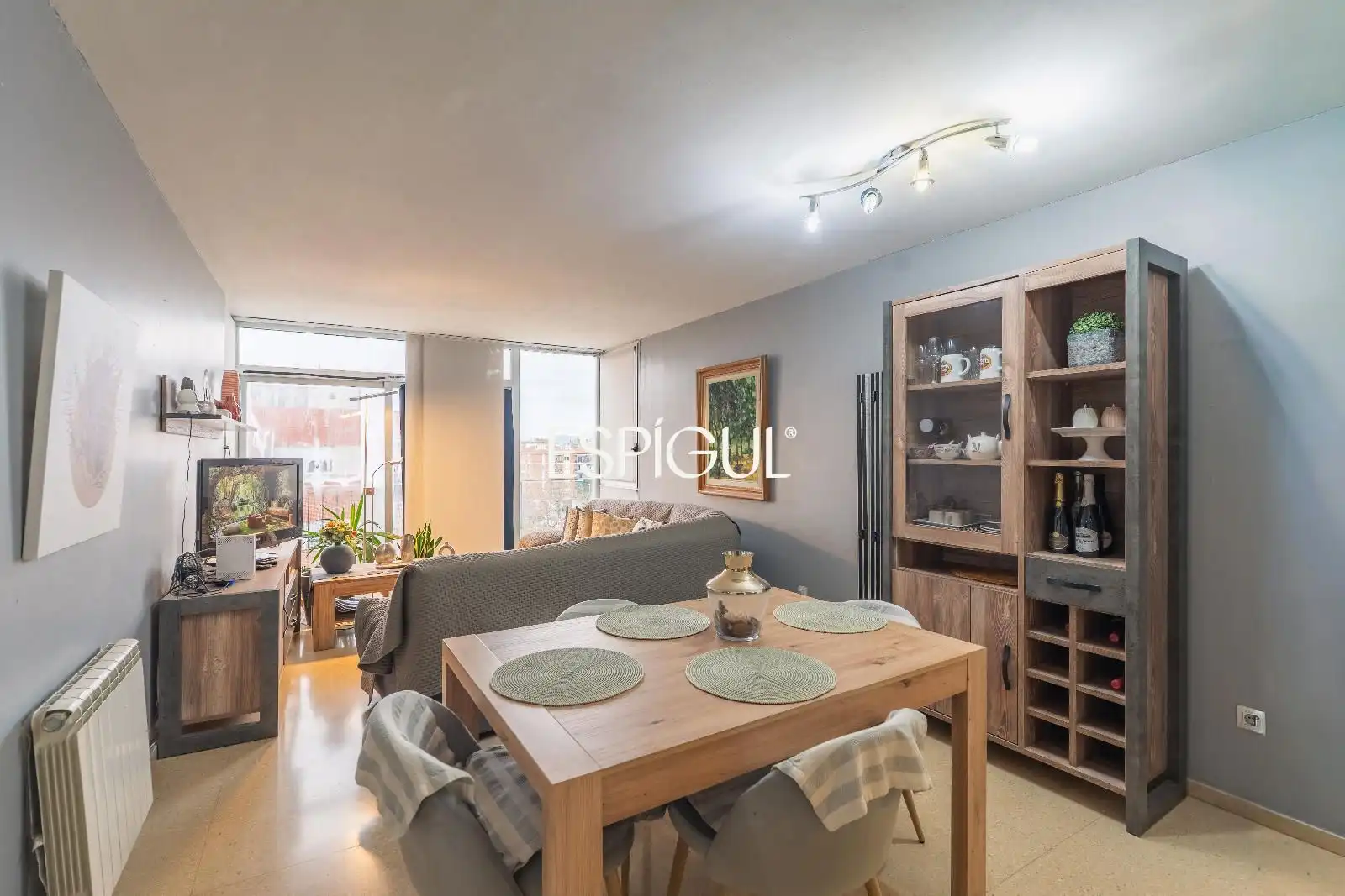 Wohnzimmer von Wohnung zum Verkauf in Salt mit Heizung, Möbliert und Ofen