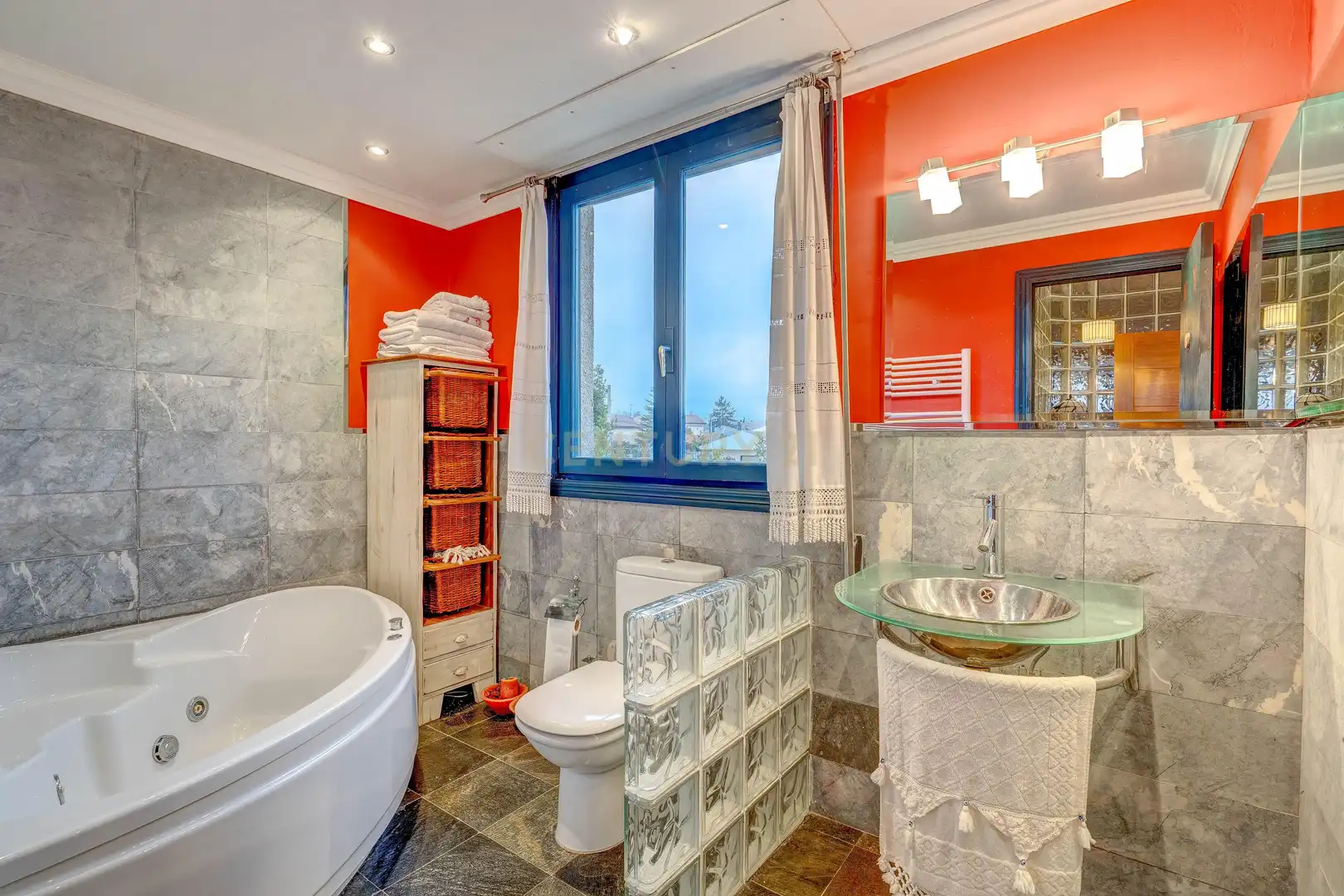 Badezimmer von Einfamilien-Reihenhaus zum Verkauf in Anguciana mit Privatgarten, Abstellraum und Schwimmbad