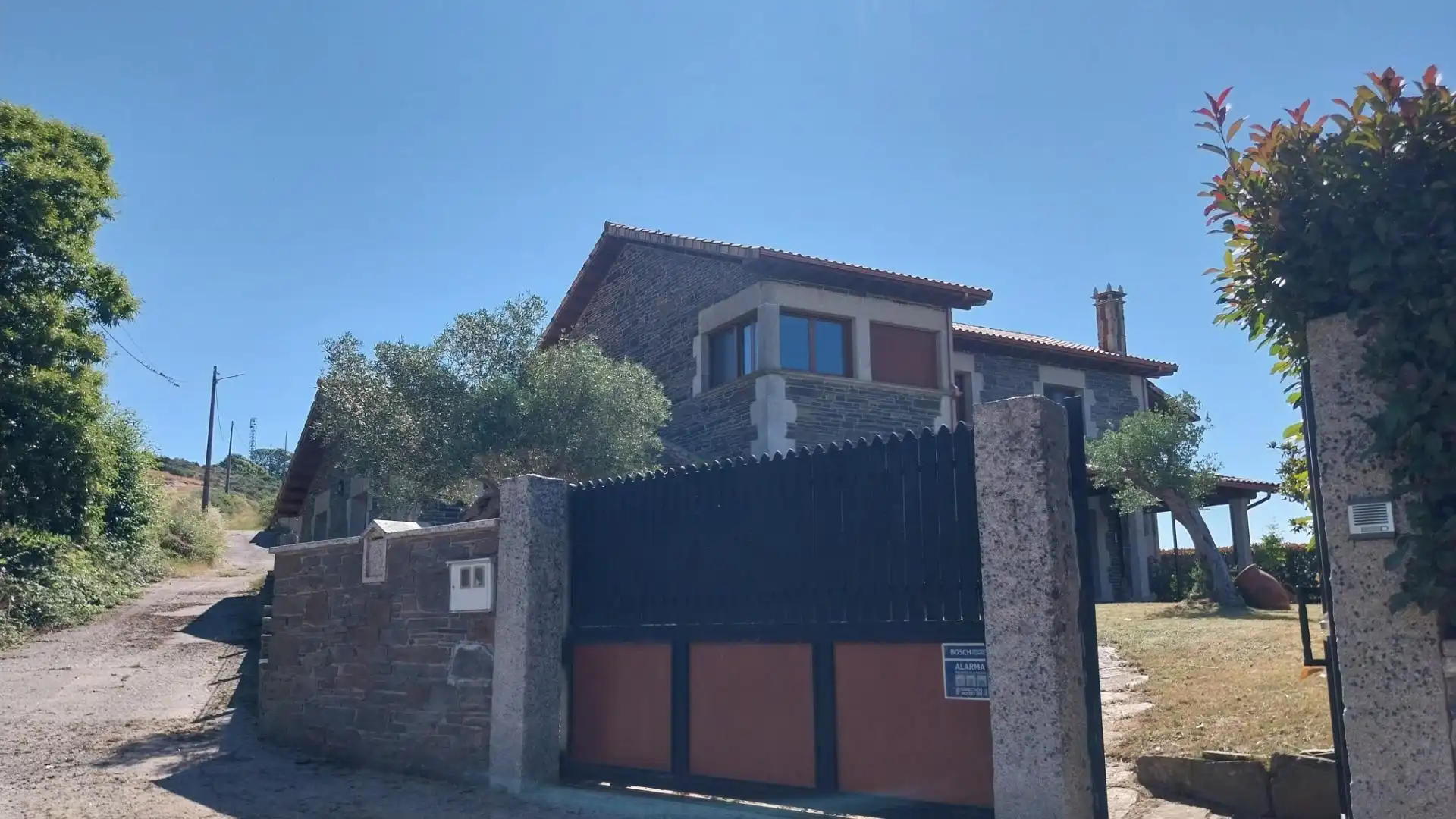 Exterior view of Houses for sale in Laza  with Private garden, Terrace and Furnished