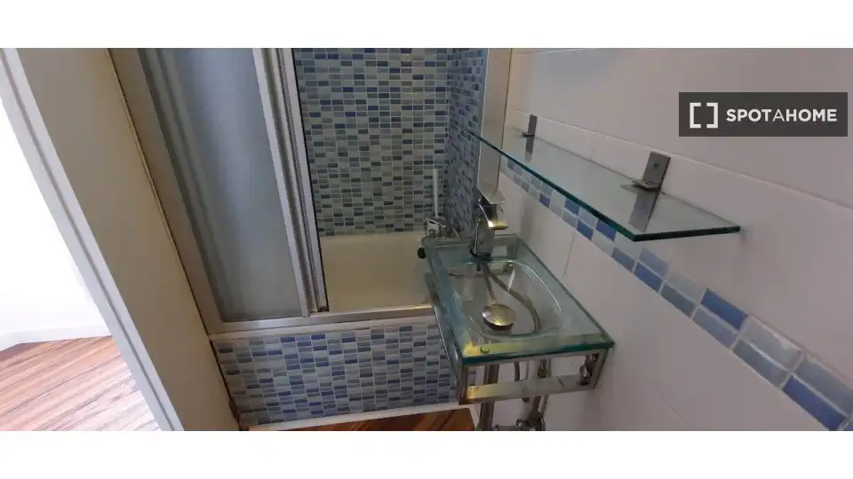 Bathroom of Flat for rent in Valencia  with Air Conditioner, Heating and Furnished