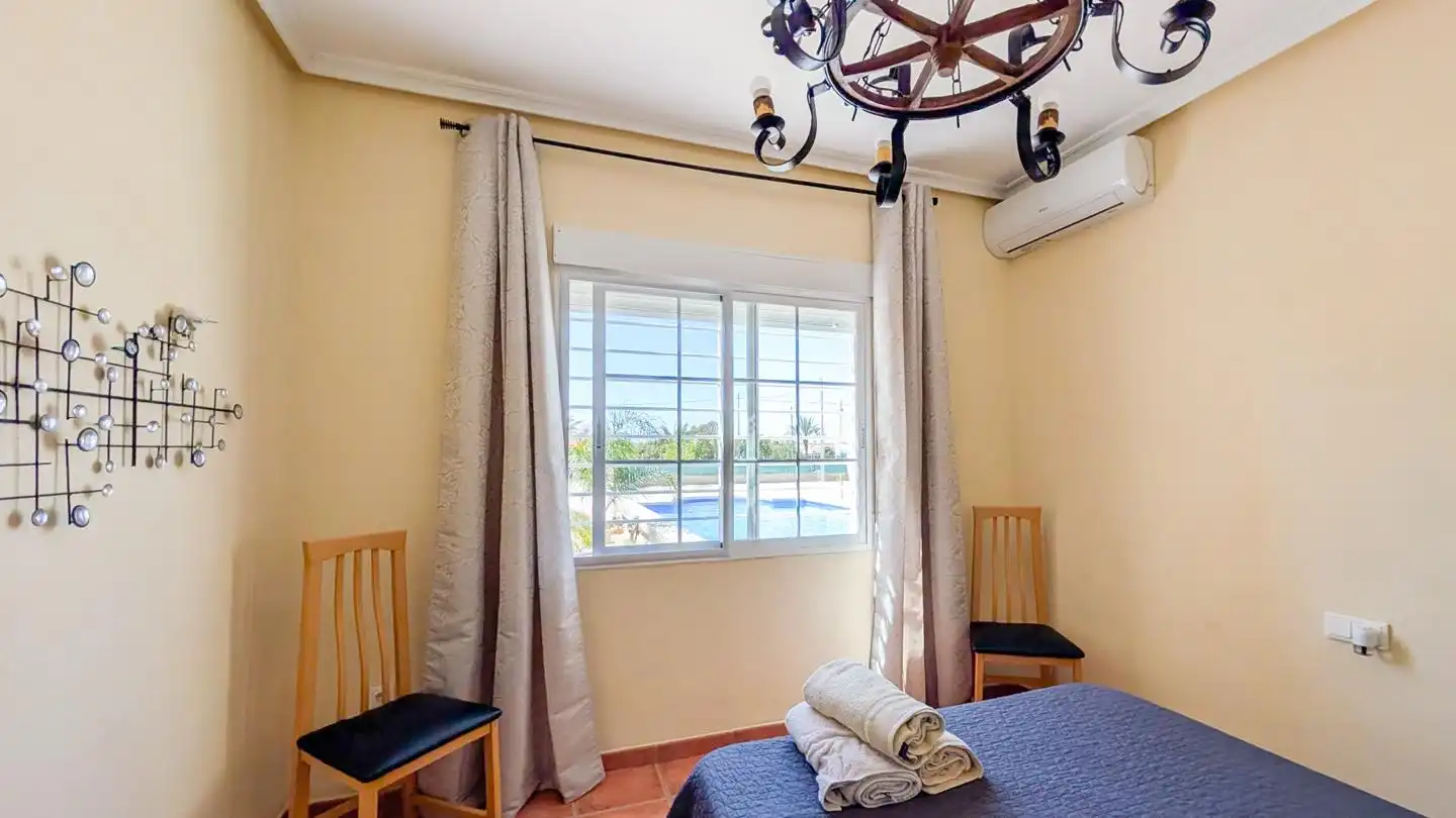 Dormitori de Casa o xalet en venda en Elche / Elx amb Aire condicionat, Jardí privat i Terrassa
