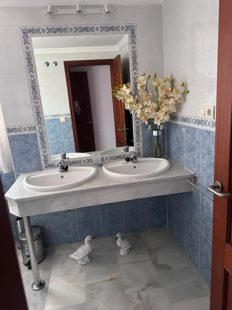 Baño de Piso de alquiler en Estepona con Aire acondicionado, Terraza y Balcón