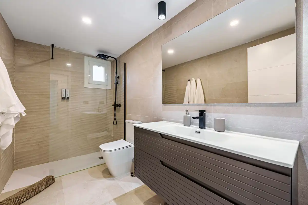 Bathroom of Flat for sale in Marbella  with Air Conditioner and Terrace