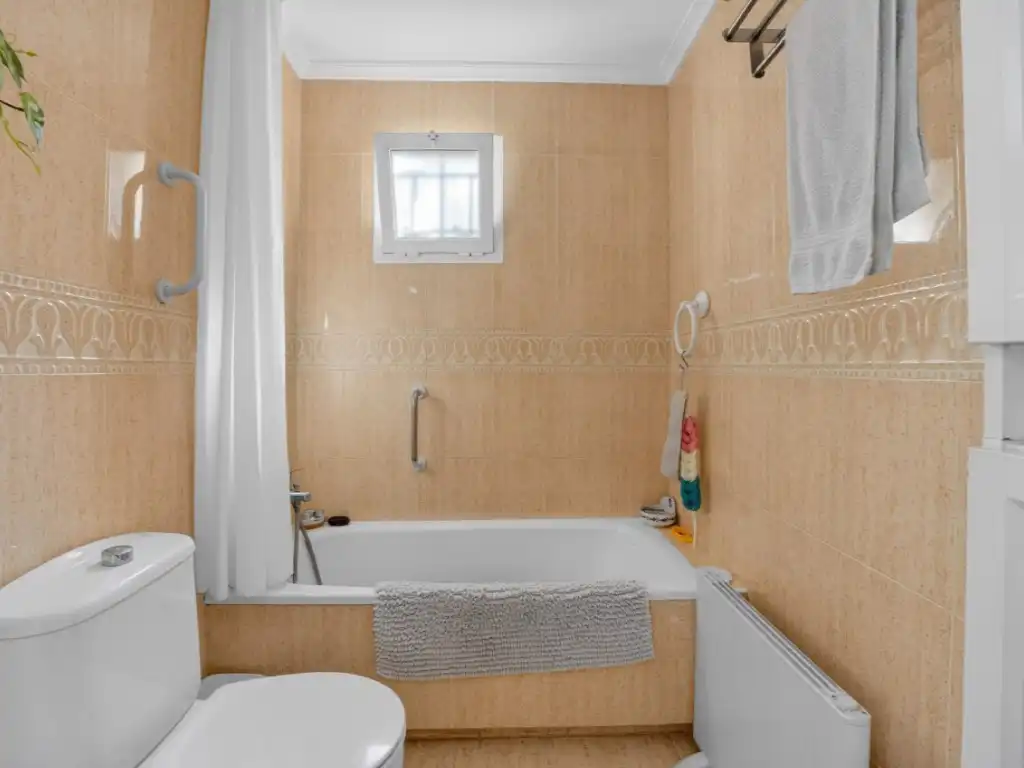 Bany de Casa o xalet en venda en Orihuela amb Aire condicionat, Jardí privat i Piscina comunitària