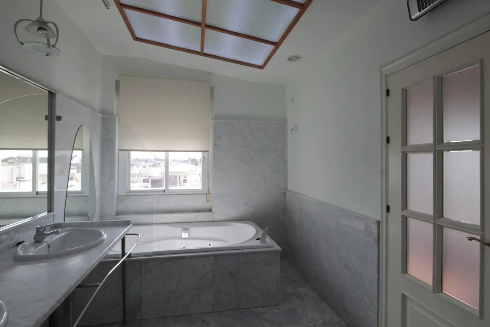 Baño de Piso en venta en Sevilla con Balcón y Jacuzzi