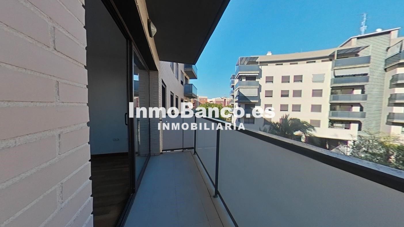 Vista exterior de Pis en venda en  Valencia Capital amb Terrassa i Piscina comunitària