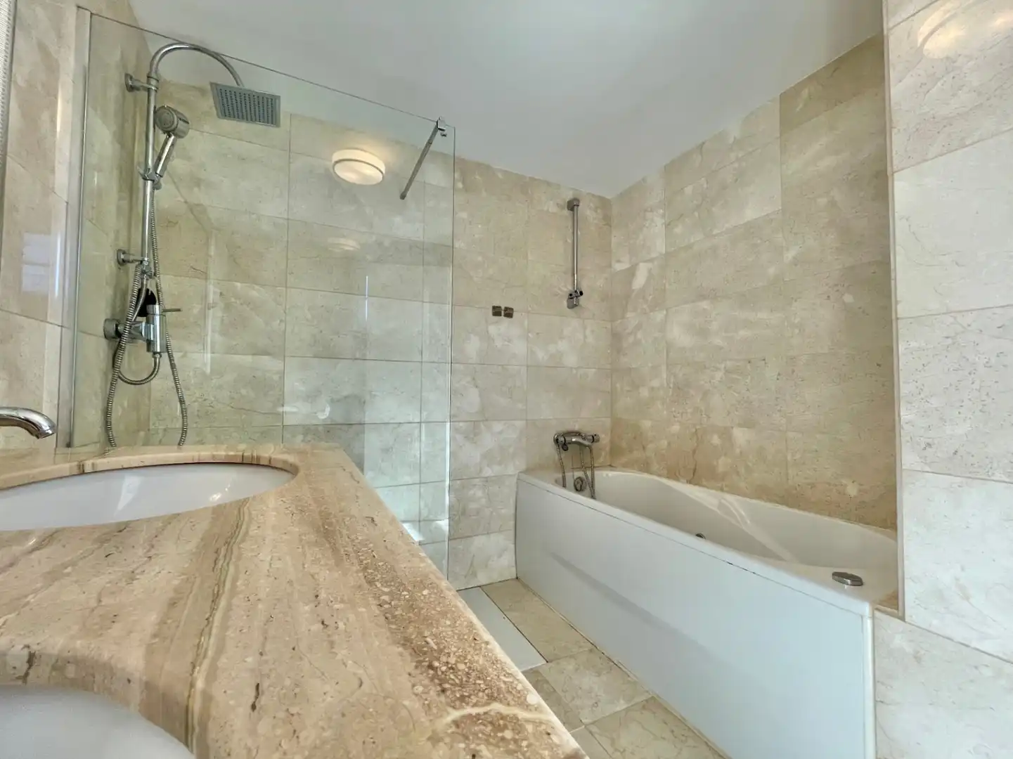 Badezimmer von Einfamilien-Reihenhaus zum Verkauf in Málaga mit Klimaanlage, Heizung und Privatgarten