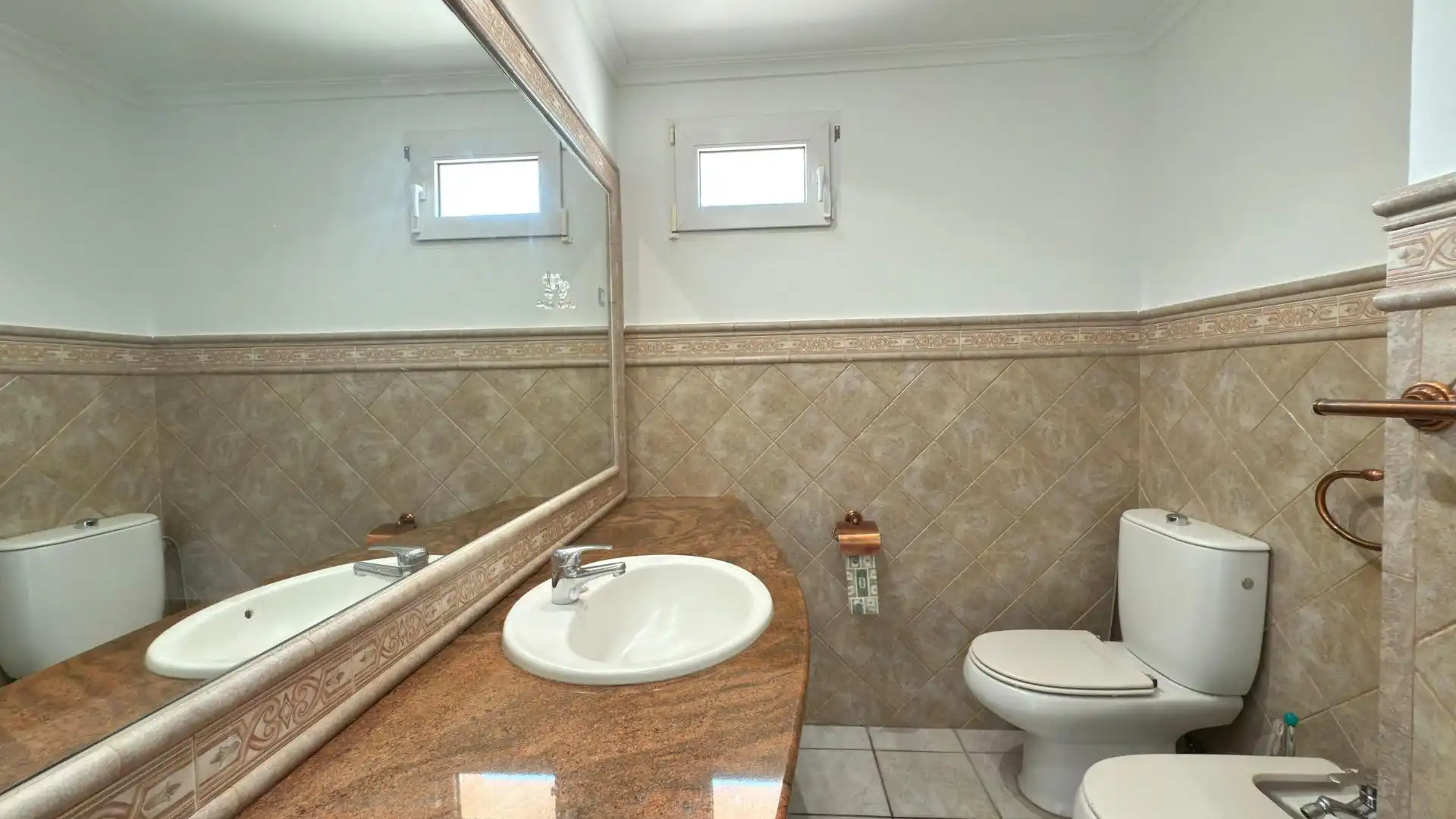 Bany de Casa o xalet en venda en Alicante / Alacant amb Aire condicionat, Calefacció i Jardí privat