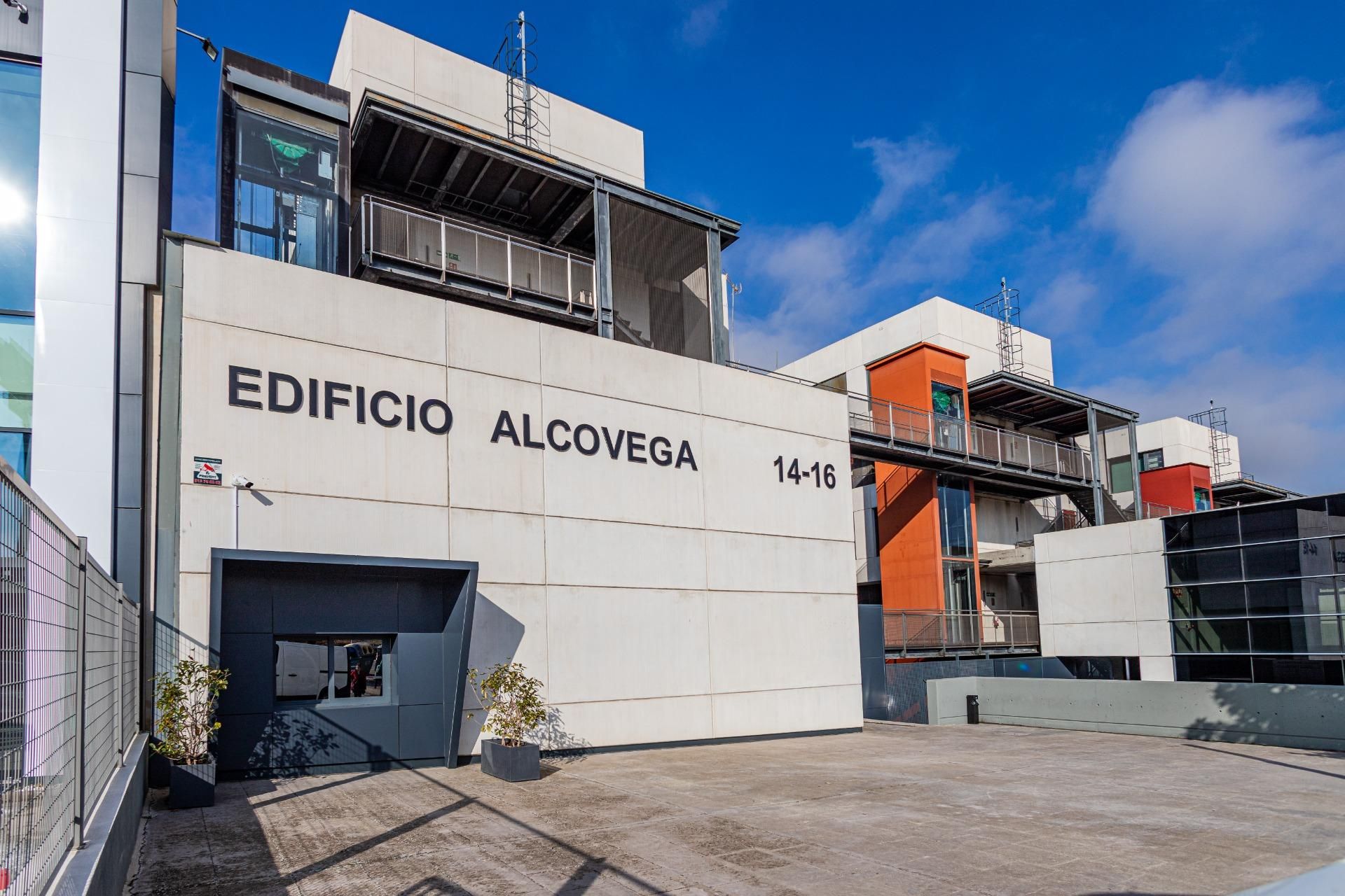 Vista exterior de Loft en venda en Alcobendas amb Aire condicionat, Calefacció i Jardí privat