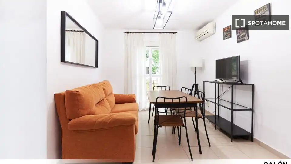 Living room of Flat for rent in Sevilla  with Air Conditioner, Heating and Furnished