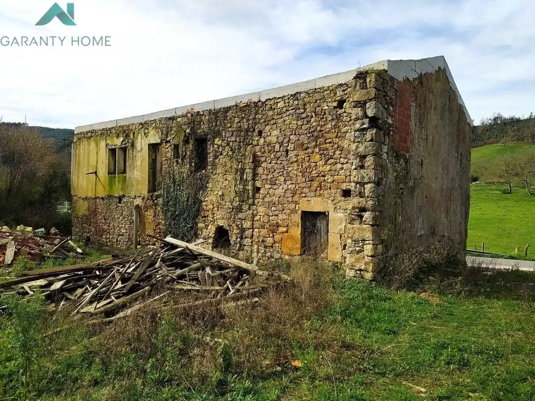 Casa rústica amb jardí en venda a Carretera N-629