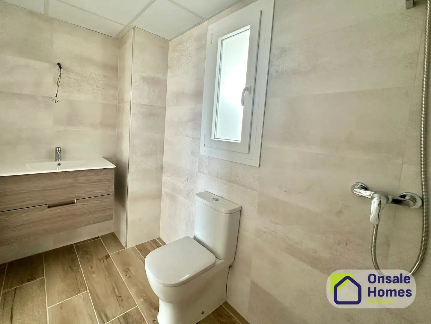 Badezimmer von Dachboden zur Miete in Marbella mit Klimaanlage, Terrasse und Abstellraum