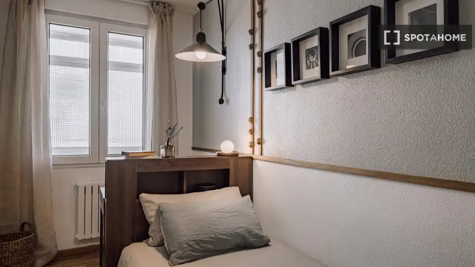 Bedroom of Flat for rent in Madrid  with Air Conditioner, Heating and Furnished