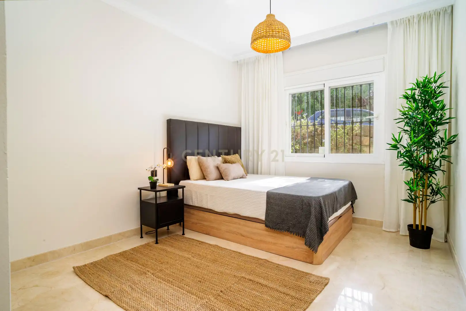Schlafzimmer von Wohnungen zum Verkauf in Marbella mit Klimaanlage, Privatgarten und Ofen