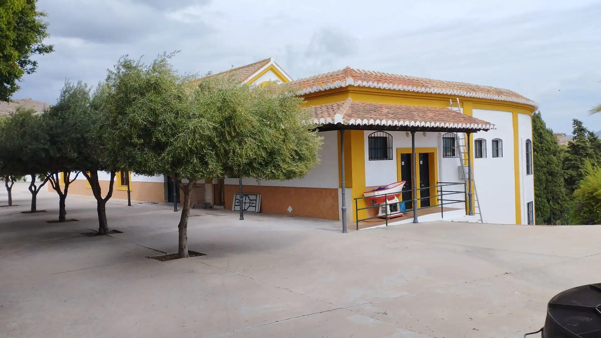 Außenansicht von Fabrikhallen zum Verkauf in Motril