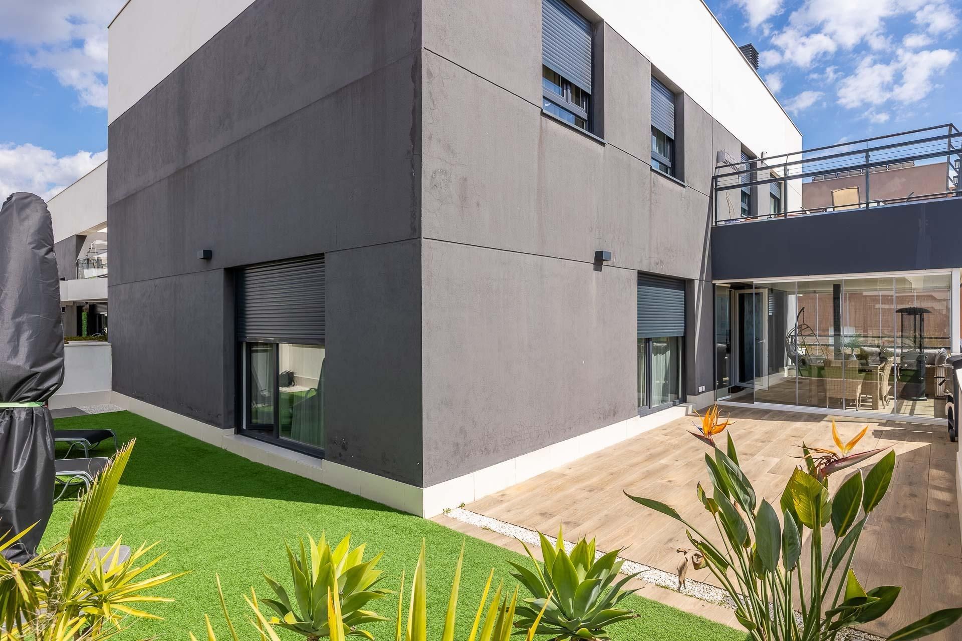 Vista exterior de Àtic en venda en  Sevilla Capital amb Aire condicionat, Calefacció i Jardí privat