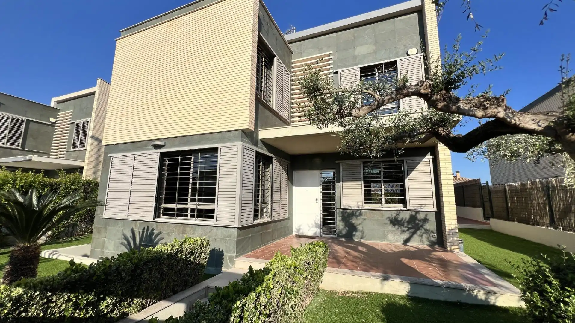Vista exterior de Casa o xalet en venda en Castellón de la Plana / Castelló de la Plana amb Aire condicionat, Jardí privat i Terrassa