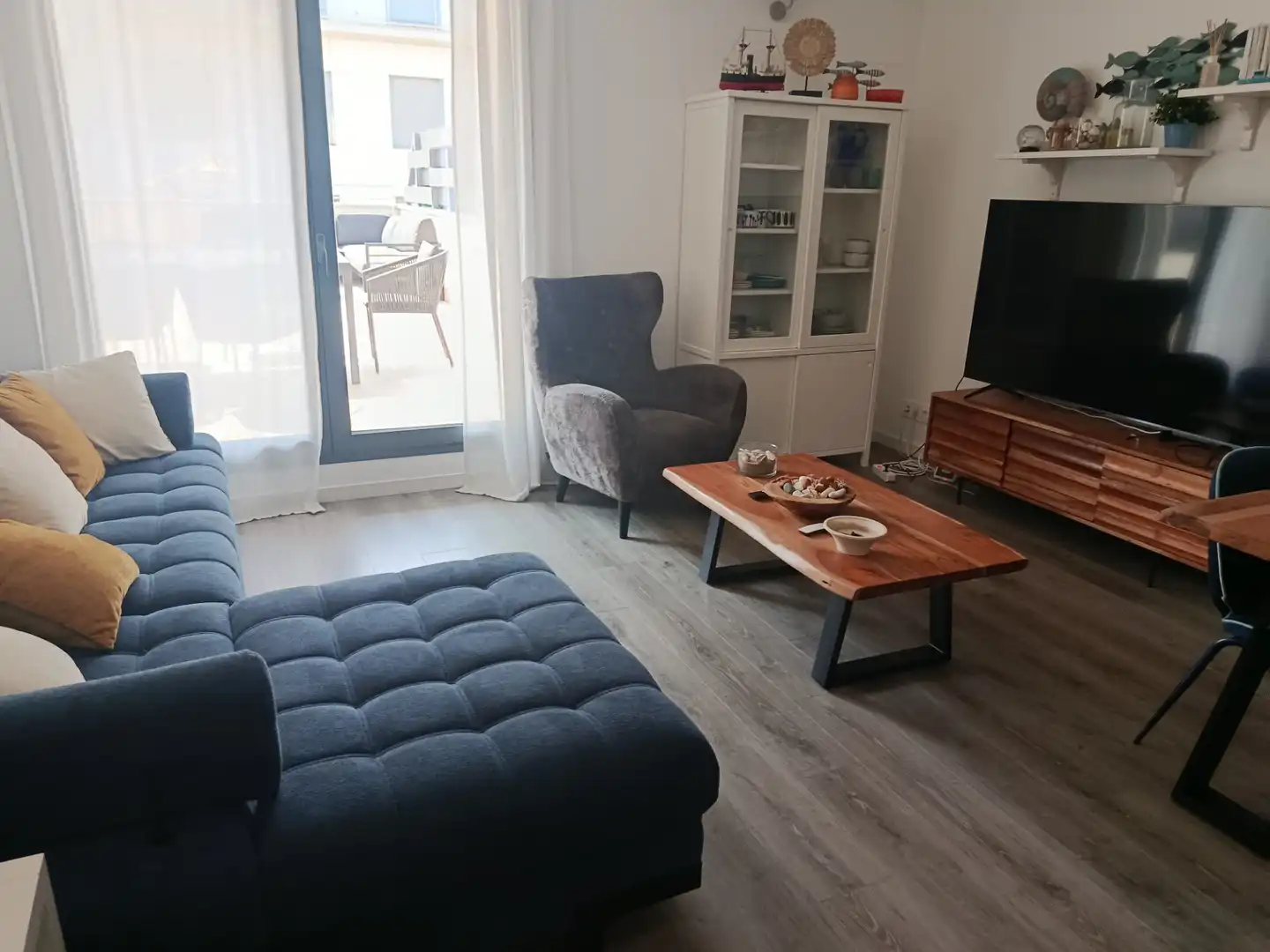 Living room of Attic for rent in Vilanova i la Geltrú  with Air Conditioner, Parquet flooring and Terrace