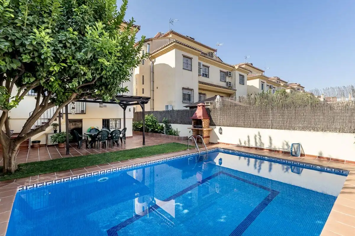 Piscina de Casa adosada en venda en Las Gabias amb Calefacció, Jardí privat i Terrassa