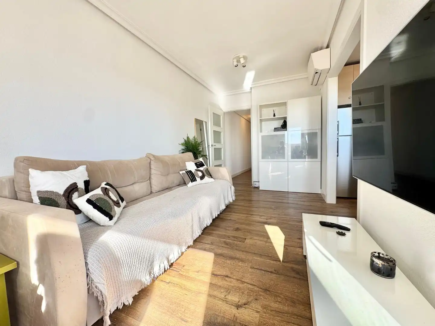 Sala d'estar de Apartament de lloguer en Torrevieja amb Aire condicionat, Piscina i Moblat