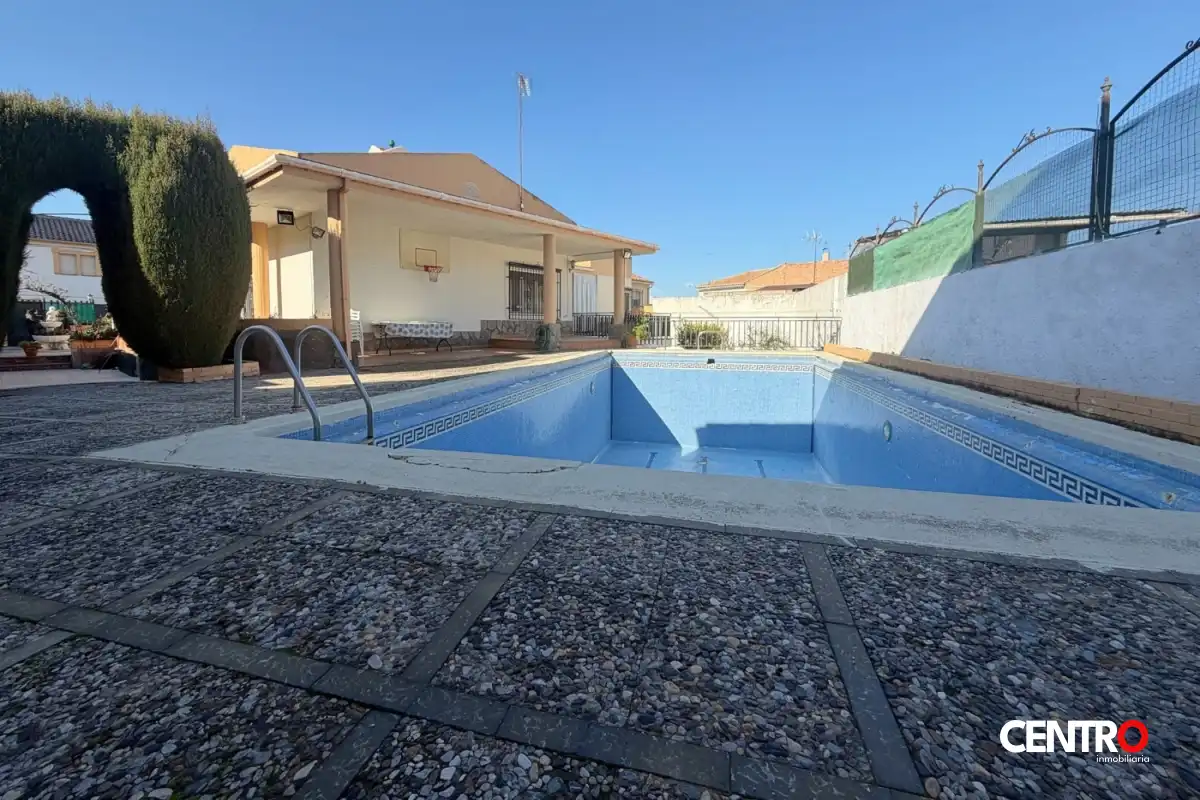 Piscina de Pis en venda en La Zubia amb Aire condicionat, Calefacció i Jardí privat