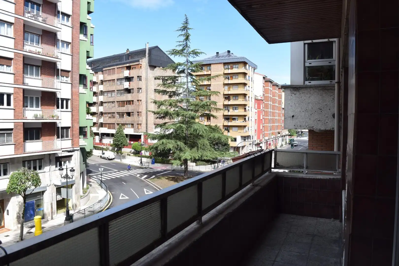 Vista exterior de Pis en venda en Oviedo  amb Calefacció, Parquet i Traster