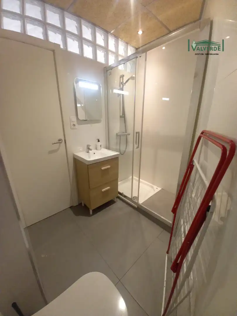 Baño de Apartamento de alquiler en Granada con Amueblado, Lavadora y Microondas