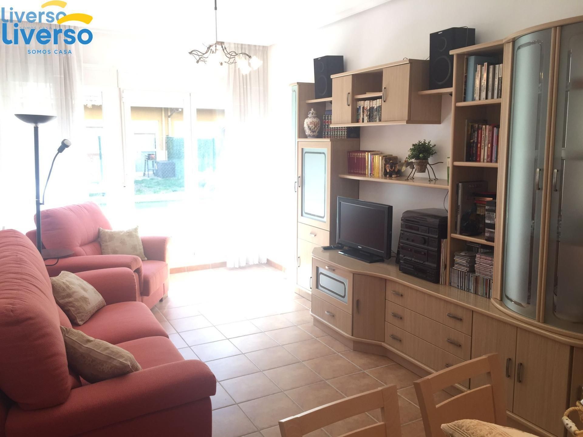 Sala d'estar de Casa adosada en venda en Pradoluengo amb Calefacció, Jardí privat i Parquet