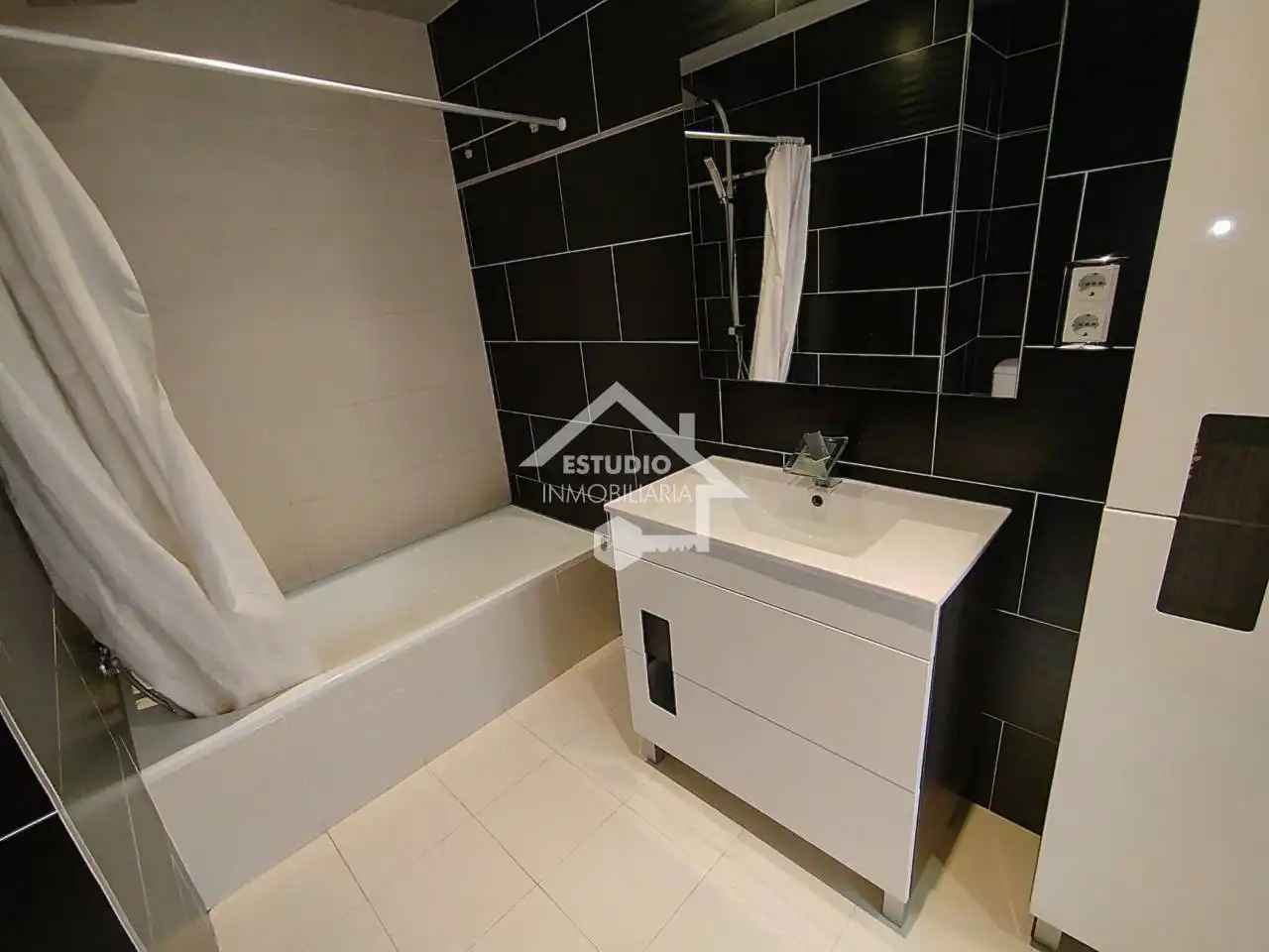 Baño de Dúplex en venta en Viana con Calefacción y Balcón