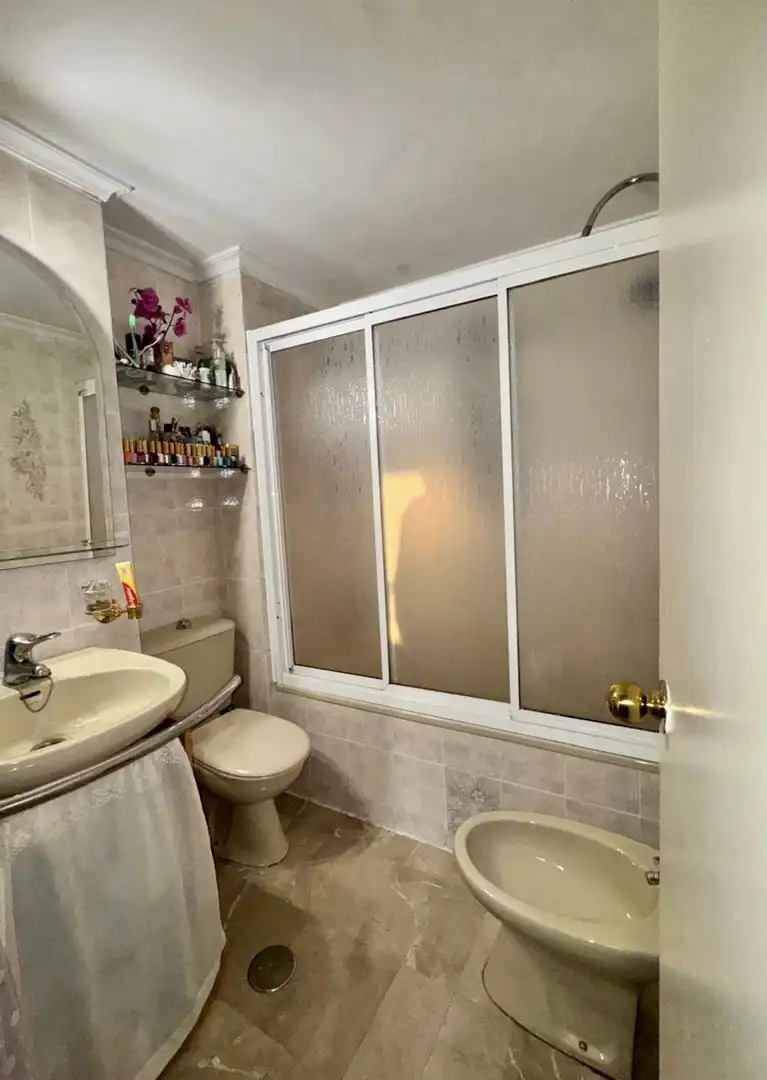Bathroom of Flat for sale in Sevilla  with Air Conditioner and Terrace