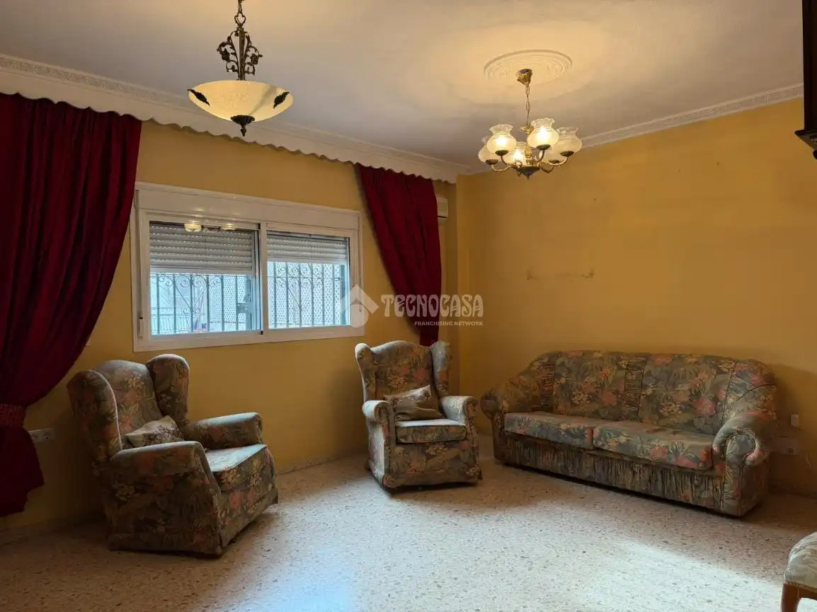 Sala de estar de Casa adosada en venta en Sevilla con Aire acondicionado y Alarma