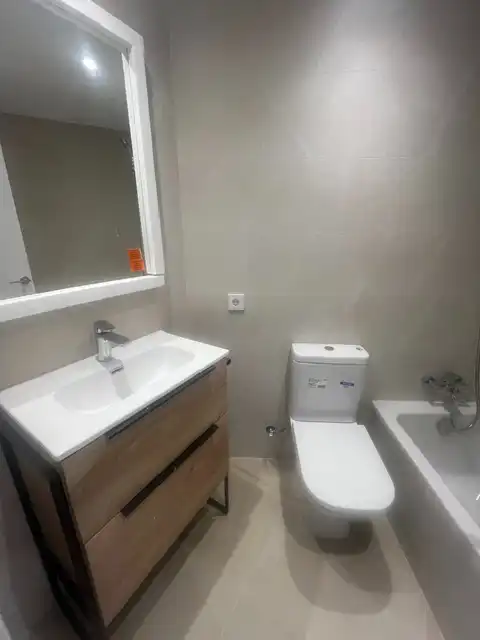 Badezimmer von Erdgeschoss zur Miete in Rubí mit Klimaanlage, Heizung und Parkett