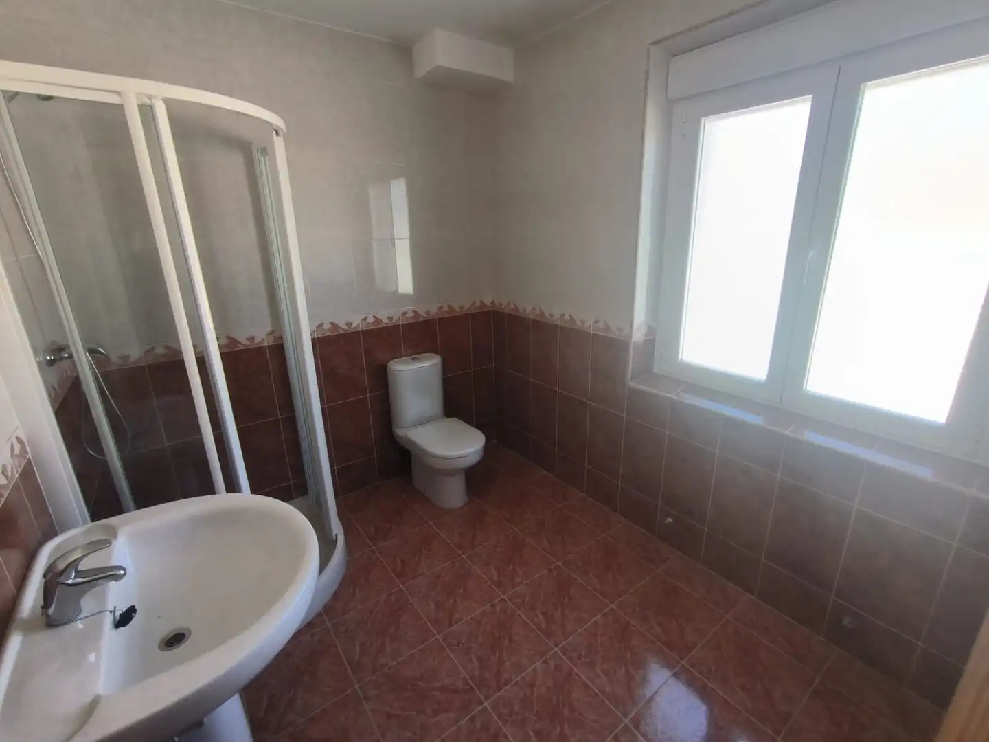 Bathroom of Houses for sale in Mamolar  with Heating, Private garden and Parquet flooring