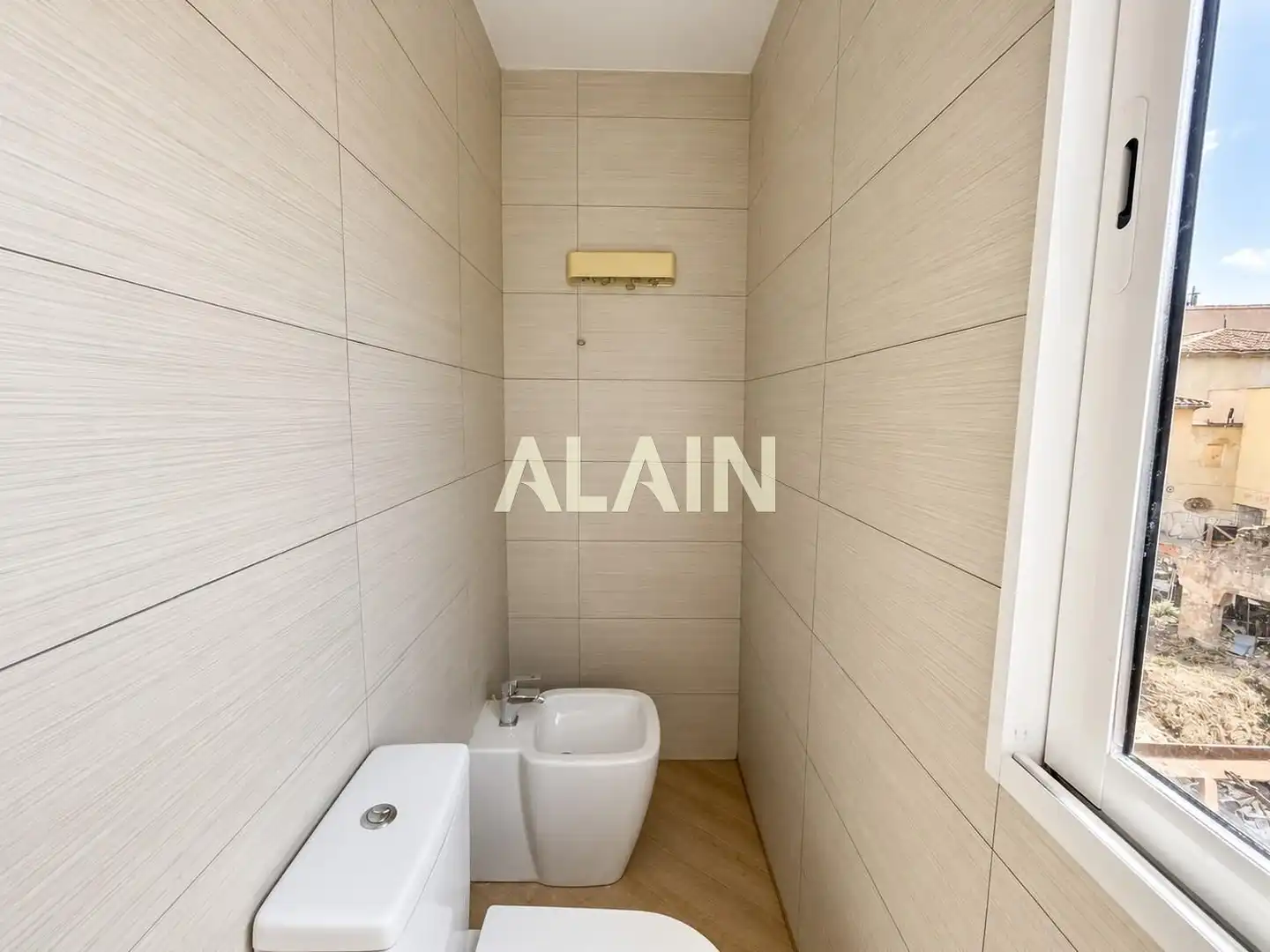 Baño de Piso en venta en Valencia con Aire acondicionado, Calefacción y Terraza