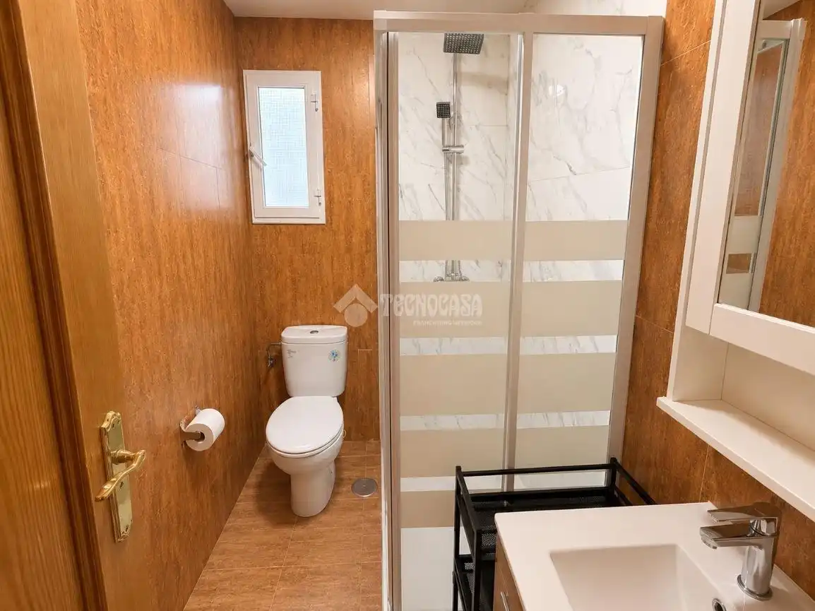 Bathroom of Flat for sale in Madrid  with Air Conditioner and Furnished