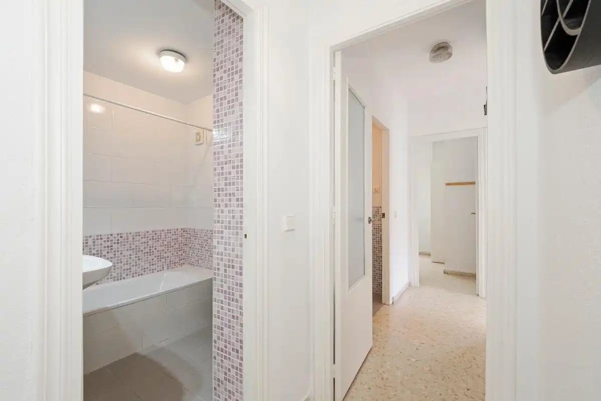Bathroom of Flat for sale in Camas  with Air Conditioner, Heating and Storage room