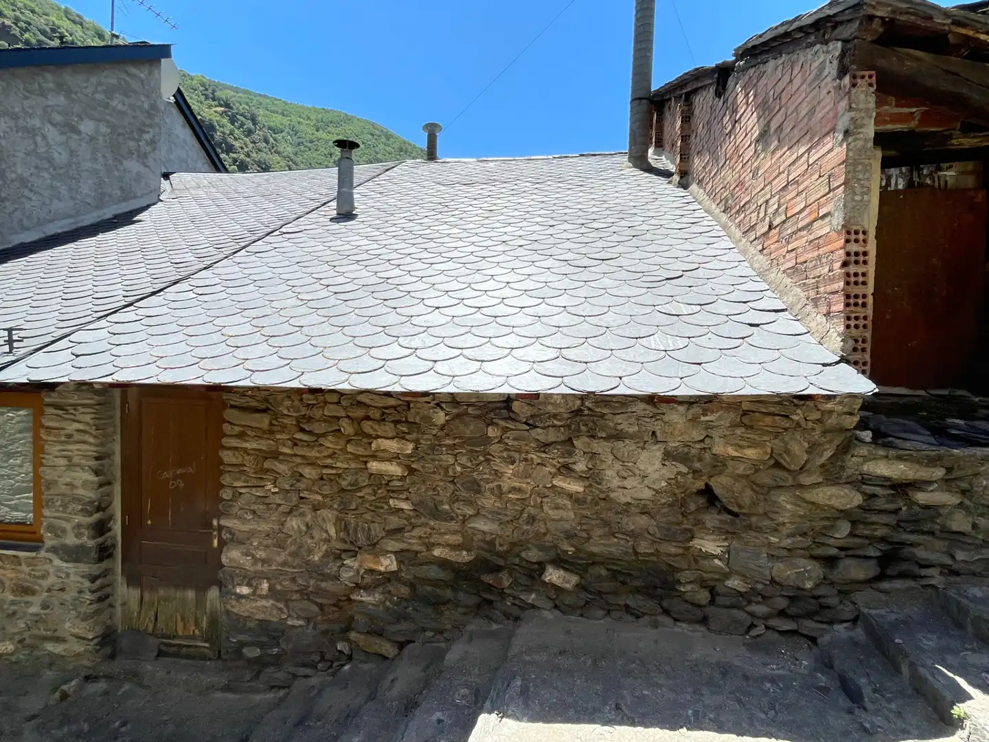 Vista exterior de Local en venta en Rialp