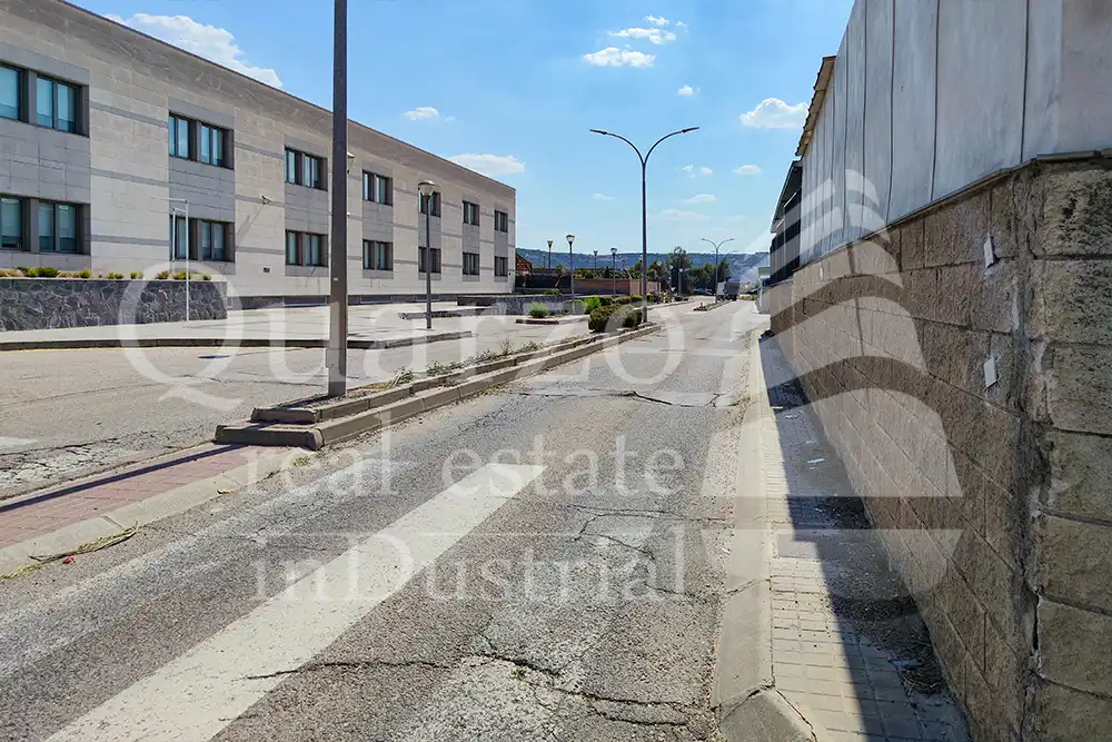 Vista exterior de Nau industrial en venda en Velilla de San Antonio