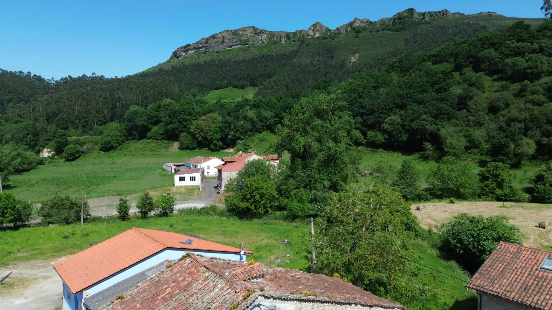 Vista exterior de Casa adosada en venta en San Vicente de la Barquera con Jardín privado y Balcón