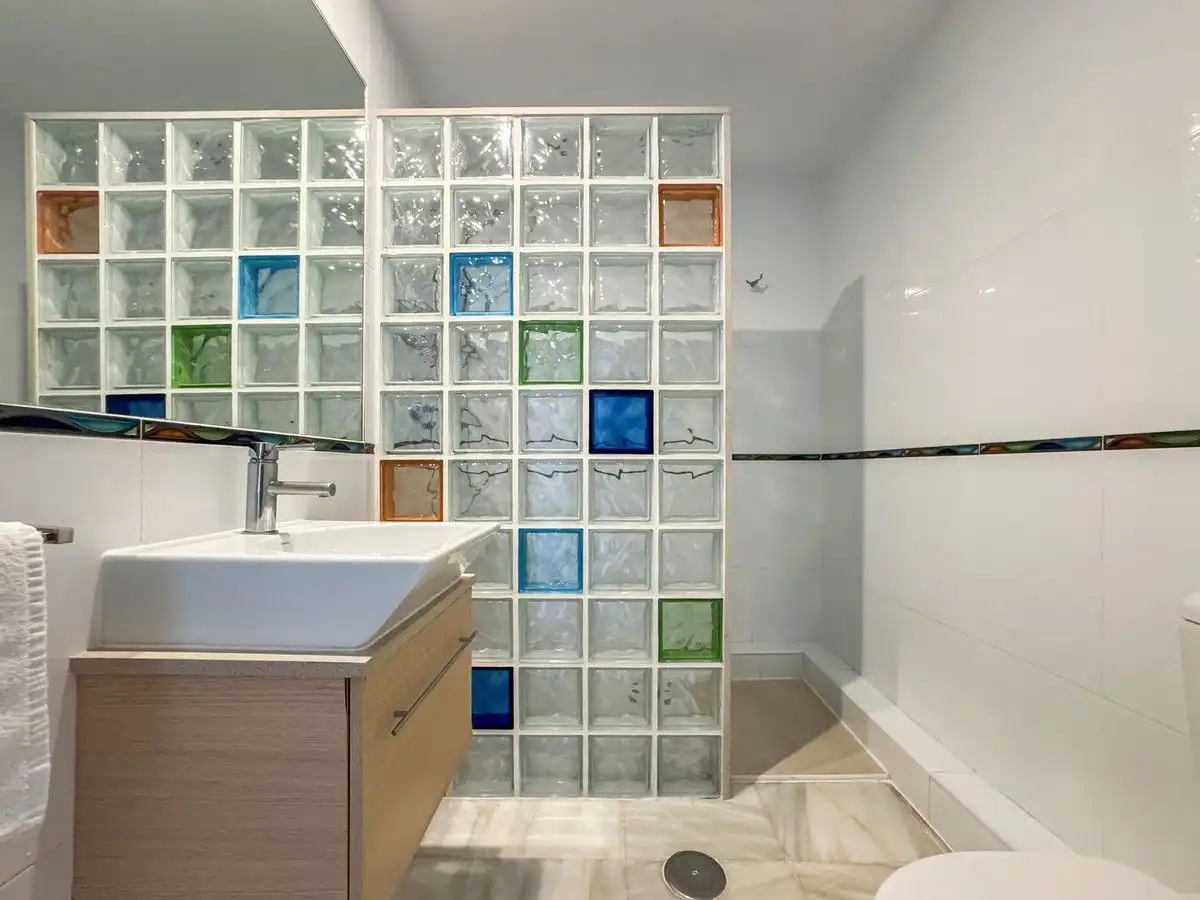 Bany de Apartament de lloguer en Estepona amb Calefacció, Terrassa i Moblat