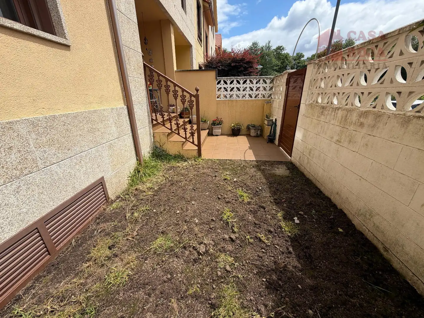 Jardí de Casa adosada en venda en Cangas  amb Calefacció, Parquet i Traster