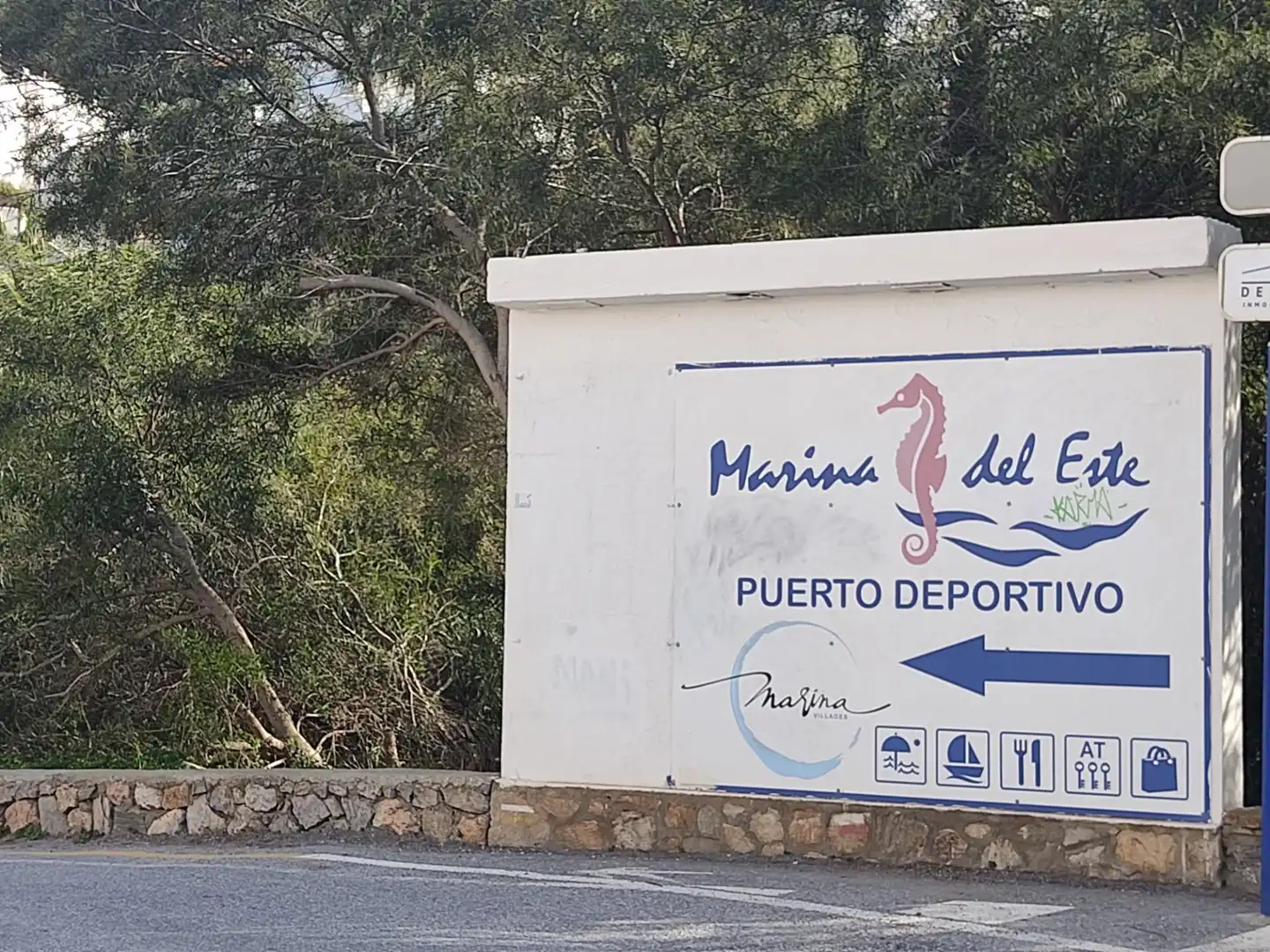 Vista exterior de Casa o xalet en venda en Almuñécar amb Jardí privat, Terrassa i Piscina
