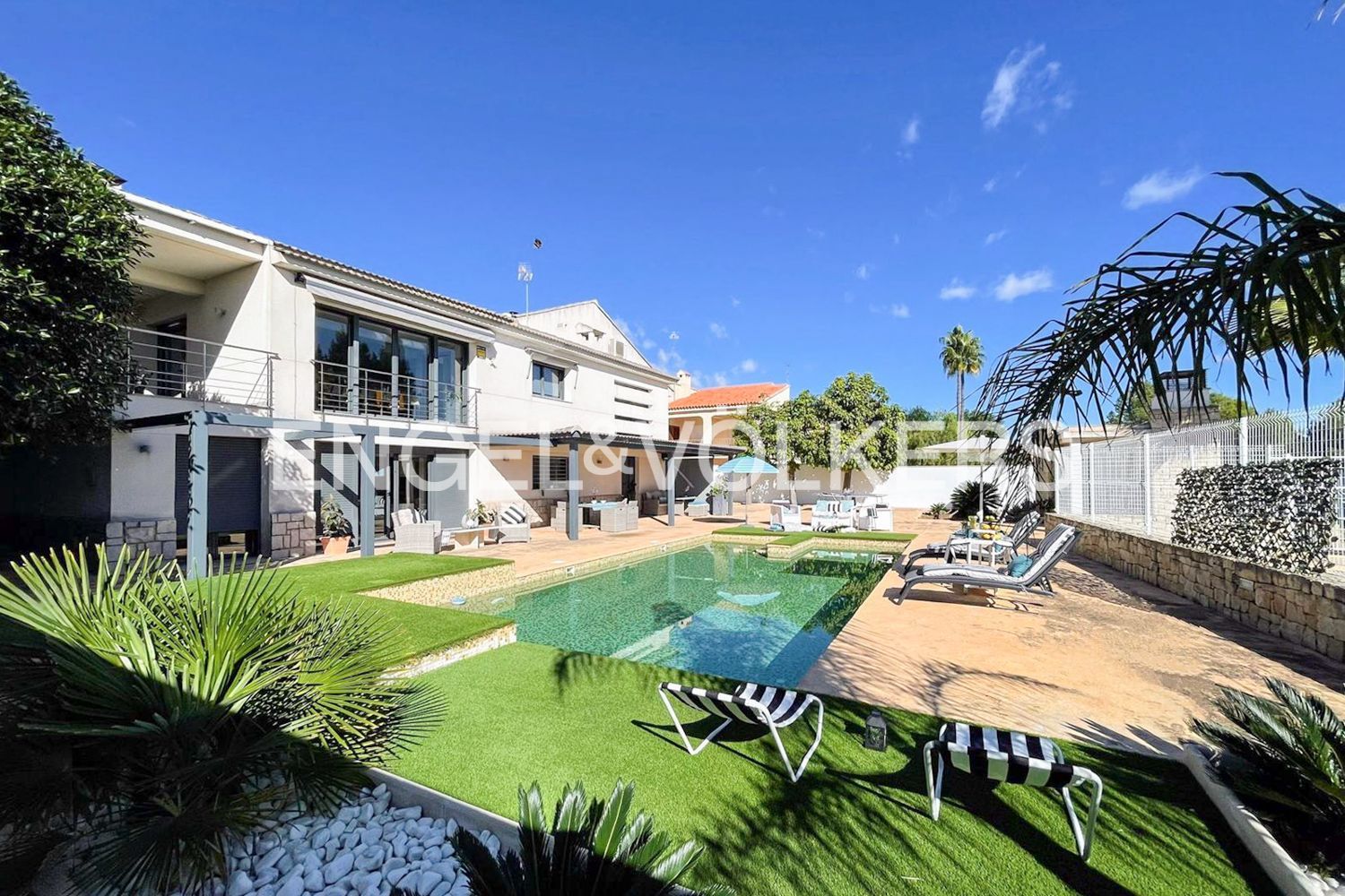 Vista exterior de Casa o xalet en venda en La Pobla de Vallbona amb Aire condicionat, Calefacció i Jardí privat